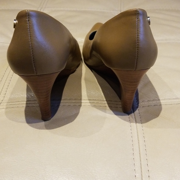 Calvin klein tan with 3" wooden wedge - Picture 4 of 6